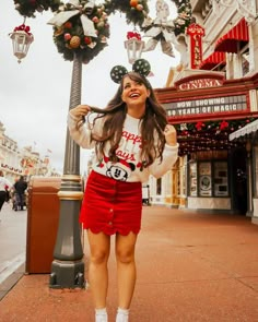 disney christmas outfit Cute Disney Outfits For Women, Disney Christmas Party, Disney Outfit Ideas, Christmas Pictures Outfits