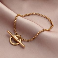 Simple Jewelry Photography Ideas, Gold Bracelet Photography, Simple Jewelry Photography, T Bar Bracelet, Bracelet Photo Ideas