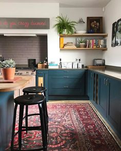 Craft Bench, Bohemian Style Kitchen, Boho Chic Kitchen, Eclectic Kitchen Design, Bohemian Kitchen, Eclectic Kitchen, Boho Kitchen, Simple Kitchen, Chic Kitchen