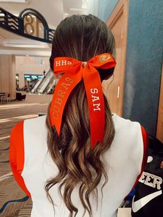 The Best Hairstyles for Cheerleading - NUTRI RUN CLUB Hairstyles For Cheerleading, School Cheer Hairstyles, Cute Cheerleading Hairstyles, Cheerleader Hairstyles, High School Hairstyles, Cheerleading Ideas, Cheer Season, Sideline Cheer, School Cheer