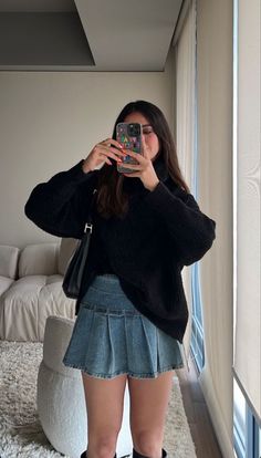 outfit Denim Skirt Autumn Outfit, Cold Skirt Outfit, Rainy Day Outfit Dressy, Denim Tennis Skirt Outfit, Denim Tennis Skirt, Black Denim Skirt Outfit, Jean Skirt Outfits, Tennis Skirt Outfit, Denim Skirt Outfits