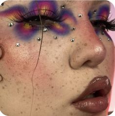 Bright Colorful Eye Makeup For Brown Eyes, Thermal Eyeshadow, Queer Coded Tattoos, Wavy Eyeshadow, Eye Makeup Inspo Creative, Mushroom Eye Makeup, Fun Make Up Ideas, Graphic Eyeshadow Looks, Star Inner Corner Makeup