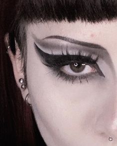 Everyday Trad Goth Makeup, Simple Goth Eyeshadow, Trad Goth Vampire Makeup, Trad Makeup Goth, Goth Makeup Traditional, Beginner Trad Goth Makeup, Causal Goth Makeup, Goth Makeup School, Casual Trad Goth Makeup