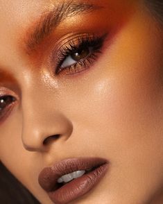 Natasha Denona on Instagram: “SUNRISE GORGEOUSNESS ⭐️ ... #natashadenona #sunrisepalette #sunrise #eyeshadowpalette #eyeshadow #makeup” Bronze Orange Makeup, Sun Set Makeup Look, Orange Euphoria Makeup, Sunrise Makeup Looks, Golden Hour Makeup Looks, Orange Make Up, Sun Makeup Looks, Martini Costume, Sunset Makeup Looks