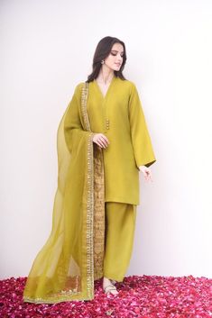 Mehndi Drees Idea, Simple Eid Outfit Ideas, Eid Dress Designs Ideas, Panjabi Suit Salwar, Shara Dress, Simple Pakistani Dresses Casual, Stylish Hijab Outfits, Eid Look