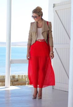 Claus Moda Link: Inpirações Red Pleated Skirt Outfit, Red Skirt Outfit, Red Skirt Outfits, Pleated Skirt Outfits, Spring Skirt Outfits, Red Pleated Skirt, Short Skirts Outfits, Pleated Skirt Outfit, Classic Skirts