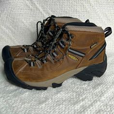 Keen Women’s Targhee Mid Height Waterproof Hiking Boots Size 10. Brown And Black In Color Rubber Soles In Good Used Condition Keen Shoes, Waterproof Hiking Boots, Winter Rain, Rain Boots, Size 10, Hiking Boots, Black And Brown, Hiking, Women Shoes