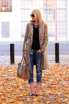 street style.  I love my leopard coat!  malene birger leopard coat...atlantic-pacific blog Looks Jeans, Leopard Coat, Pullover Outfit, Mode Casual, Looks Street Style, Fashion Mode, Looks Style