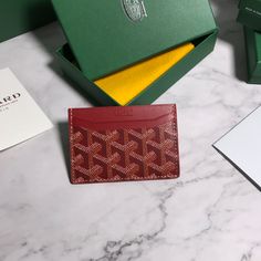 Goyard ♛ Card holder   Must-have item for daily collocation
G0YARD (Goya) was established in 1853 and has a history of more than 160 years. The fabric is made of hemp, cotton and hemp fibers, and then coated with glossy aldose. It is waterproof, strong and durable. It is popular among stars, royal families, The favor of the nobles 
Custom-made smooth leather with exclusive wallet ✅Diagonal stitching is perfect✅The inner yellow part is custom-made top layer cowhide【⚠️Non-superfiber❌Non-split le Goyard Card Holder, Lv Purse, Commuter Bag, Lv Belt, Lv Handbags, Lv Wallet, Royal Families, Orange Bag, Card Bag