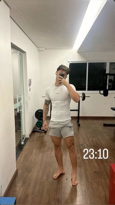 Outfit Inspiration Men, Gym Boy, Gym Fits, Summer Streetwear, Aesthetic Look, Stylish Mens Outfits, Aesthetic Guys, Muscular Men, Mens Casual Outfits