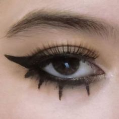 Elaborate Eyeliner, Grunge Eyeliner, Maquillage Goth, Goth Eye Makeup, Eyeliner Ideas, Real Cat, Lash Kit, Punk Makeup, Alt Makeup