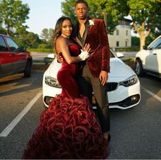 Girl Brunch, Prom For Guys, Outfit Curvy, Prom Suits For Men, Prom Suit, Prom Poses, Velvet Shawl