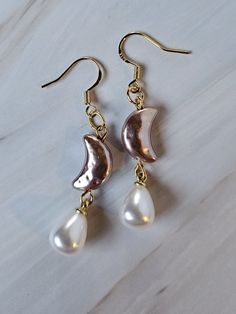 Simple yet elegant beautiful moon and pearl dangle earrings. Will be perfect for a casual yet chic or even on a formal outfit Teardrop Pearl Earrings, Earring Inspo, Fantasy Clothes, Pearls Earrings, Casual Earrings, Making Jewellery, Pearl Dangle Earrings, Crafts Jewelry, Beautiful Moon