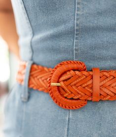 -Camel braided leather belt-Braided leather-Contrasted topstitching-Round buckle Length : 39.76in / Width : 1.57in Chic Leather Rope Belt, Casual Braided Leather Belt, Casual Leather Rope Belt, Brown Leather Rope Belt, Braided Leather Belt, Braided Leather, Scarfs, Leather Belt, Camel