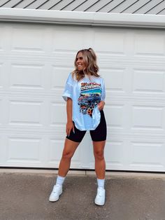 10 Stylish Ways to Wear Your Favorite Graphic T-Shirt - Broke and ChicBroke and Chic Tshirt And Biker Shorts Outfit, Biker Shorts And Tshirt, Sporty Outfits Shorts, Biker Shorts Outfit Spring, Short Leggings Outfit, Park Outfit Ideas, Tshirt Style Outfit, Park Outfit