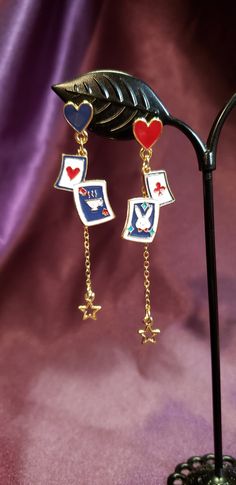 Alice in wonderland card post earrings Queen Attire, Alice In Wonderland Accessories, Alice In Wonderland Jewelry, Wonderland Jewelry, Descendants Dr, Aesthetic Jewelry, Red Queen, Mad Hatter, Descendants