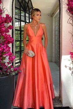 Vestido para madrinha de casamento – dicas para escolher e 40 inspirações! Night Dress Long Elegant, Coral Dress Outfit, Coral Dresses, Orange Prom Dresses, Orange Dresses, Summer Wedding Outfits, Pretty Prom Dresses, فستان سهرة, Coral Dress