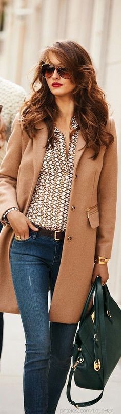 45 Fall Looks I'm Loving {The Weekly Round UP} - This Silly Girl's LifeThis Silly Girl's Life Street Styl, Mantel Outfit, Ray Ban Wayfarer, Amazing Dresses, Fashion Vocabulary, Coat Outfit, Man Ray, Eclectic Fashion