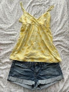 Outfit inspo, inspiration, fitspo, summer, beach, aesthetic, 2000s Princess Core Outfit Casual, 2000s Casual Outfits, Aesthetic Yellow Outfits, Dream Clothes Summer, Gyaru Fashion Summer, Tank Top Outfit Ideas, Girly Summer Outfits, Summer Thrift, Look 80s