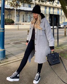 Outfit Converse, Shacket Outfit, Ny Outfits, Gray Coat, Winter Fashion Outfits Casual, Cold Outfits, Fashion Mistakes, Looks Chic