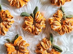 Orange handgemachtes Samt XL Kürbis Scrunchie. Perfekt für jedes deiner Herbst-Abenteuer. Niedlich im Design und Stil. Nicht nur ein Haar-Accessoire, sondern auch ein tolles Modestatement, um all Ihre Herbstausflüge in diesem Jahr zu vervollständigen. Die Scrunchies sind schonend für deine Haare, da sie das Ziehen oder Brechen verringern, das du bei der Verwendung von Gummibändern bekommen würdest. Bitte beachten Sie, dass aufgrund von Lichteffekten und Unterschieden auf den verschiedenen Monito Halloween Scrunchies, Orange Scrunchie, Autumn Flatlay, Halloween Boo Basket, Fall Outings, Fall Adventures, Scrunchies Diy, Boo Basket, Cute Beanies