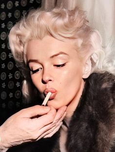 Marlin Monroe Iconic Pose, Marilyn Monroe Winter, Marlyne Monro Aesthetic, Marilyn Monroe Aesthetic, Gentleman Prefer Blondes, Vision Collage, Blonde Movie