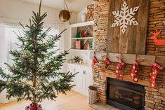 Christmas Fireplace Creative Ideas For Christmas, Fireplace For Christmas, Traditional Entrance, Christmas Cubicle, Cubicle Decorations, Christmas Cubicle Decorations, Decorate Your Fireplace