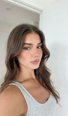 Light Brown Hair Makeup, Dekota Thompson Aesthetic, Dakota Thompson, Bronze Makeup Look, Pale Makeup, Formal Makeup, Glowing Makeup, Brunette Girl, Hair Stylist Life