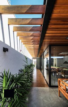 Elegí este pin porque me gusta mucho la manera en la que se utilizo la madera, jugando con la luz del sol, creando esa sombra continua que es visualmente muy atractiva. Pergola Modern, House Inspiration, 인테리어 디자인, Interior Architecture Design, Future House, Modern House Design, Modern Architecture, Architecture House, Exterior Design