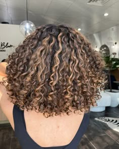 Balayage On Dark Curly Hair, Curly Balayage Hair, Curly Hair Ideas, Red Hair With Blonde Highlights, Hair Color For Dark Skin, Blonde Highlights On Dark Hair, Curly Color, Curly Hair Beauty