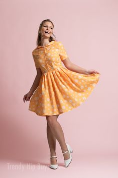 Vintage-Kleiderstil, Kleid im 50er-Jahre-Stil, gelbes Blumenkleid, Retro-Kleid, gelbes Sonnenkleid, Rockabilly-Kleid, Matrosenkleid, Pin-Up-Kleid

 Handgefertigt auf Bestellung. Entworfen in Kalifornien. Handgenäht im Ausland.
 
Ich bin so stolz auf dieses neue Kleiderdesign. Ich habe es für diejenigen entworfen, die den Kleidungsstil der 50er Jahre lieben. Ein zeitloses Rockabilly-Kleid im Fit-and-Flare-Stil. Es hat einen Peter-Pan-Kragen mit Knopfleiste vorne. Kragen hinten im Matrosenstil. Kurze Ärmel. Supersüßes Gänseblümchenmuster in Gelb und Weiß. So stilvoll für jeden besonderen Anlass. Ein einzigartiges Kleid, das Sie nur in meinem Shop finden werden.
 Ich hoffe, dass Ihnen meine Designs gefallen.

 Hergestellt aus 100 % Polyester
 Normale Passform Retro Fit And Flare Knee-length Dress, Retro Fit And Flare Midi Dress, Summer Rockabilly A-line Dresses, Spring Rockabilly A-line Vintage Dress, Spring Rockabilly Dress With Short Sleeves, Retro Fit And Flare Mini Dress For Spring, Vintage Fit And Flare Dress For Vintage Fashion, Fit And Flare Vintage Dress For Vintage Fashion, Knee-length Retro Dresses For Vintage Fashion