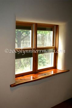 an empty room with two windows and no curtains on the window sill is shown