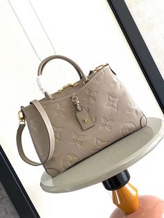 . Tas Louis Vuitton, Inspired Handbags, Hermes Kelly 28, Nicolas Ghesquiere, Handbag Wallet, Wallet Accessories, Louis Vuitton Bags, Lv Bag, New Handbags