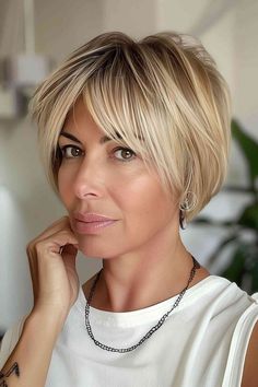 50 Hairstyles, Chic Short Hair, Pixie Bob Haircut, Choppy Bob Hairstyles, Chin Length Hair, Bob Haircut With Bangs, Short Hair Trends