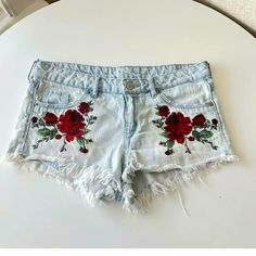 Divided H&M Women’s Denim Summer Short Short Embroidered Roses Size 6 New Without Tags Summer Cotton Jeans By H&m, H&m Summer Cotton Jeans, H&m Cotton Jeans For Summer, Casual Red Bottoms With Floral Embroidery, Trendy Cotton Jean Shorts By H&m, H&m Cotton Jean Shorts, H&m Floral Print Summer Bottoms, Trendy H&m Cotton Jean Shorts, Divided H&m