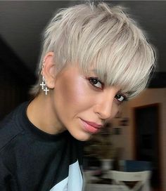 100 коротких стрижек для круглого лица 2023: фото лучших модных причесок Short Platinum Blonde Hair, Short Spiky Hairstyles, Blonde Pixie Hair, Short Hair Pixie Cuts, Short Hair Trends