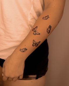 Tattoo tatuaje tattooed ink tattooidea #tattoo #tattooideas #tattooart #tattoogirl #tatuajes #tatuajeschiquitos #tatuajeminimalista #tatuagem #tatuaggio #tatuagensfemininasdelicadas #inkdrawing #inked Mariposas Tattoo, Tattoo Papillon, Butterfly Tattoos For Women, Walpaper Hello Kitty, Tattoo Apprentice, Cute Tattoos For Women, Finger Tattoos, Art Inspiration Drawing, Butterfly Tattoo