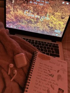 Watching gilmore girls on netflix, while doing my fall bucket list 🍂 Fall Aesthetic Pictures, Cozy Season, Rory Gilmore, Autumn Season