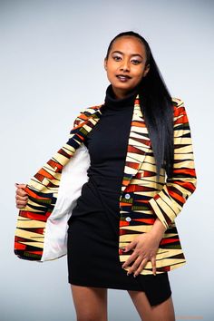 le blazer Wax à bouton est un must-have pour toutes les femmes à la mode. très légère et confortable à porter toute la journée. African Fabric, Modern Woman, African Fashion, Porter, Wax, Blazer, Quick Saves