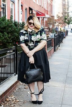 Winter Florals Plus Size Fashionista, Colourful Hair, Curvy Style, Medium Bag, Moda Plus Size, Curvy Girl Fashion, Curvy Outfits, Black Skirt, Curvy Fashion