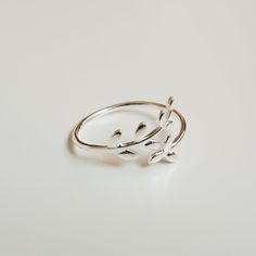 Adjustable ring with delicate design, made of 925 Sterling silver in a minimalist style with leaf detailing at the ends, ideal gift for girl, teenager or woman. Material: 100% 925 Sterling Silver. Weight: 0.86 grams. Measure: 17.5 mm adjustable. Band width: 1mm. All orders will be shipped out within 1 business days after the order has been received. UNITED STATES - USPS First Class Mail or Priority mail. * 2 - 4 Business Days * Includes Tracking. International orders, USPS International First Cl Simple Ring Design, Rings For Women Silver, Delicate Silver Rings, Minimalist Jewelry Silver, Olive Leaf Ring, Cool Rings For Men, Belly Button Piercing Jewelry, Leaves Ring, Silver Leaf Ring