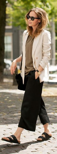 How To Wear Culottes, Culottes Outfit, Minimalist Moda, Professional Dress, Look Retro, Beige Blazer, Mode Casual, Business Outfit, Blazer Outfits