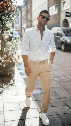 Men Chino Outfit, Tan Pants Outfit, Chinos Men Outfit, Outfit Herren, Brown Chino Pants, Khaki Pants Outfit, Beige Hose, Celana Fashion, Brown Chinos