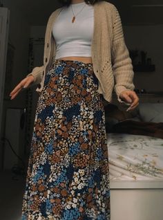 Skirt Outfits Summer Long, Everyday Dresses Fall, Flats With Skirts Outfit, Styling Long Floral Skirt, Fall Skirts Long, Long Skirt Outfits Colorful, Long Floral Skirt Aesthetic, Long Skirt Fits Fall, Modest Outfits Long Skirts