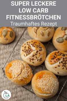 bread rolls with sesame seeds on top and the words super lekere low carb fitness