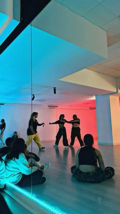 Hip Hop Dance Class Aesthetic, Dancing Pictures Hip Hop, Black Dancers Aesthetic, Dance Hip Hop Aesthetic Wallpaper, Hiphop Dancing Aesthetic, Dance Choreography Pictures, Dance Hip Hop Photo, Dance Aesthetic Hip Hop Pics, Pop Dance Aesthetic