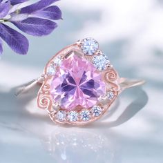 Zarte Usagi Rosa Saphir Verlobungsring, Usagi Tsukino Ring, Sailor Moon Schmuck, Sailor Moon Hochzeitsgeschenk Ring Art Deco Diamant Ring, Zweifellos der klassischste Schliff, die runden Schnittstile sind begehrt für ihre Vielseitigkeit und atemberaubende Brillanz. Wenn Sie zeitlosen Glamour bevorzugen, ist dieser Schnitt für Sie gedacht. Ring Beschreibung - Hauptstein - Pink Saphir Steinqualität - AAA + Steinbearbeitung- Labor erstellt. Schliff der Steine - Herz Steingröße - 6 MM Sekundärer Ste Sailor Moon Engagement Ring, Sailor Moon Ring, Sailor Moon Jewelry, Sailor Moon Wedding, Pink Sapphire Engagement Ring, Art Deco Diamond Ring, Deco Diamond Ring, Pink Sapphire Ring Engagement, Timeless Glamour