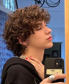 Boys Curly Haircuts, Male Haircuts Curly, Shot Hair, Curly Hair Care Routine, Hair Inspiration Short