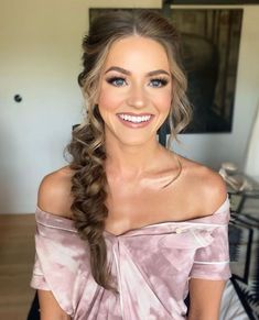 Discover the ever-trendy braided hairstyles with us. In the history of fashion, it is impossible to find an era where braids were not trending. - Part 3 Side Braid Wedding, Bridemaids Hairstyles, Side Braids, Cute Prom Hairstyles, Side Braid Hairstyles, Wedding Braids, Power Bi, Bridesmaid Hair Makeup, Braided Prom Hair