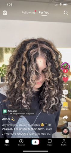 Curly Hair Color Streaks, Streaks In Hair Curly, Natural Hair Dies Ideas, Curly Skunk Highlights, Hair Dye For Wavy Hair, Curly Striped Hair, Curly Hair Streaks Highlights, Cool Hair Dye Ideas Curly Hair, Two Color Dyed Hair